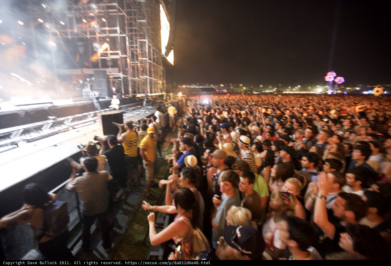 Crowd Enjoys Night Sky at Coachella 2011 Concert