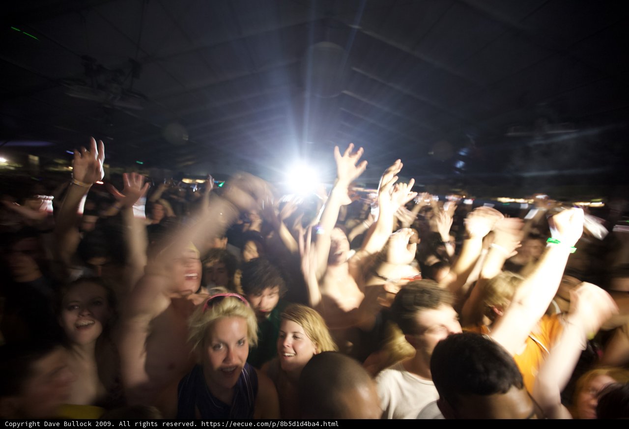 Coachella 2009: Niomi Smart in the Midst of a High-Energy Crowd