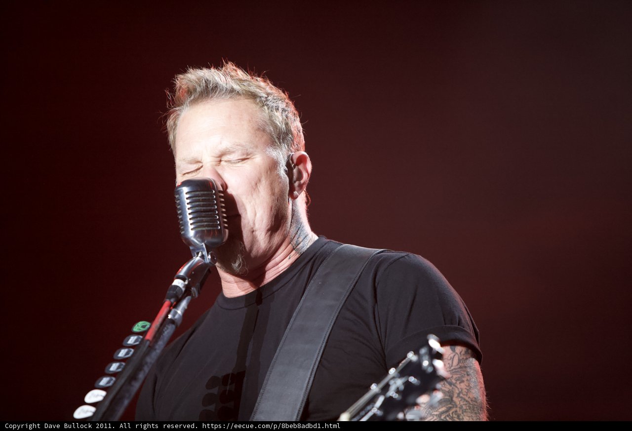 James Hetfield electrifies the stage with metallichead