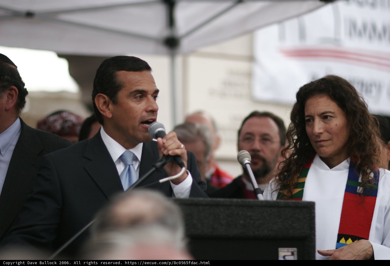Mayor Antonio Villaraigosa and Partner Deliver Speech at Podium