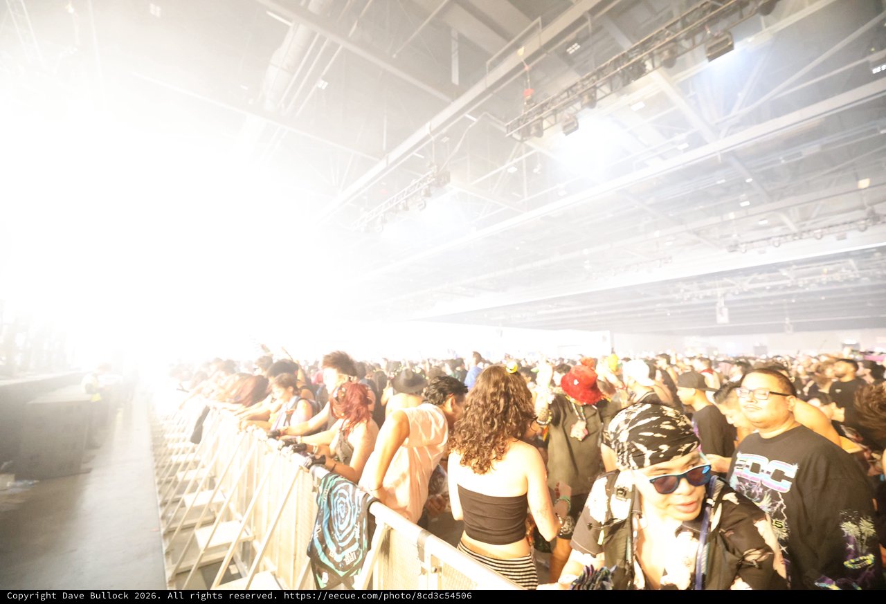 Massive Crowd Surges Forward at Wobbleland 2026