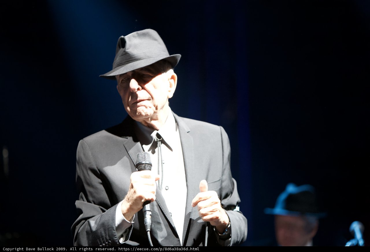 Leonard Cohen bids farewell in his last concert
