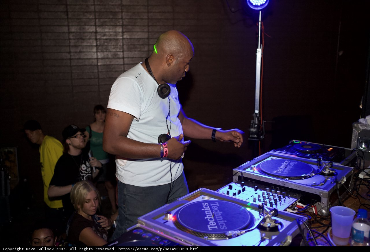 Groovy White Shirt DJ Set