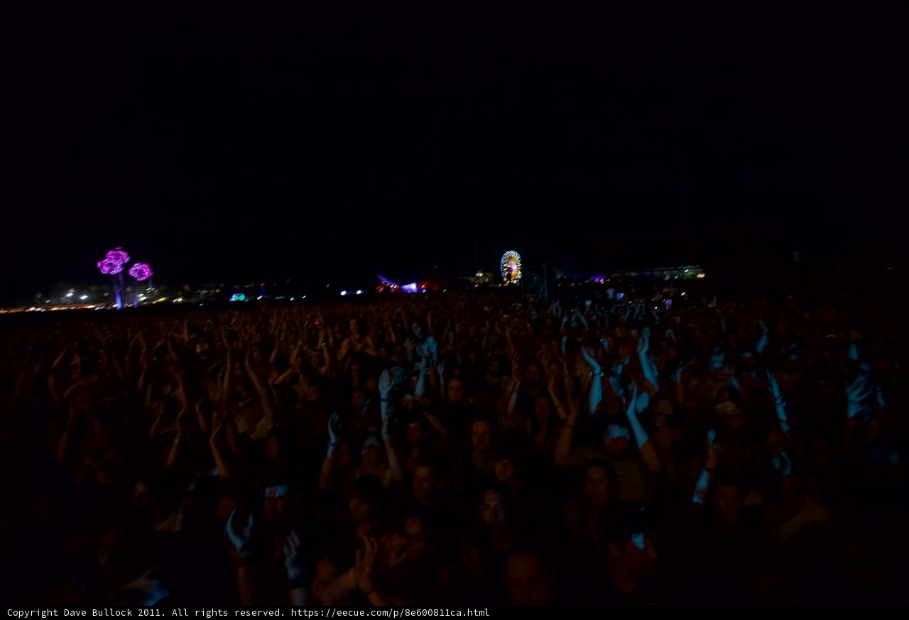 Concert-goers Reach for the Stars