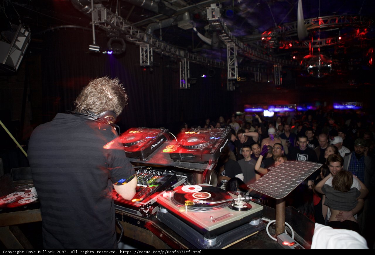 The Ultimate Nightclub Vibe with DJ Elliot Giles