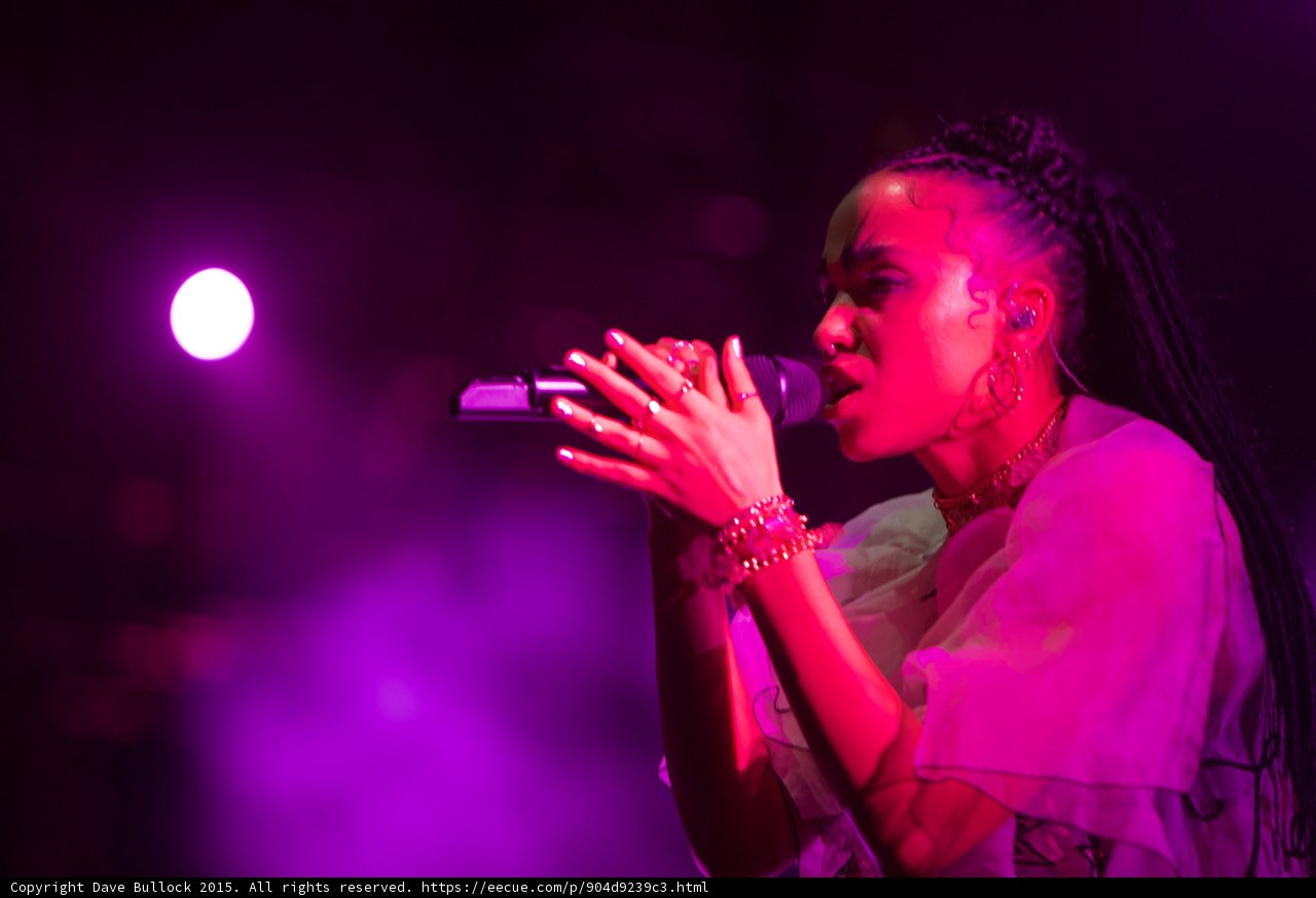 Dreadlocked Songstress