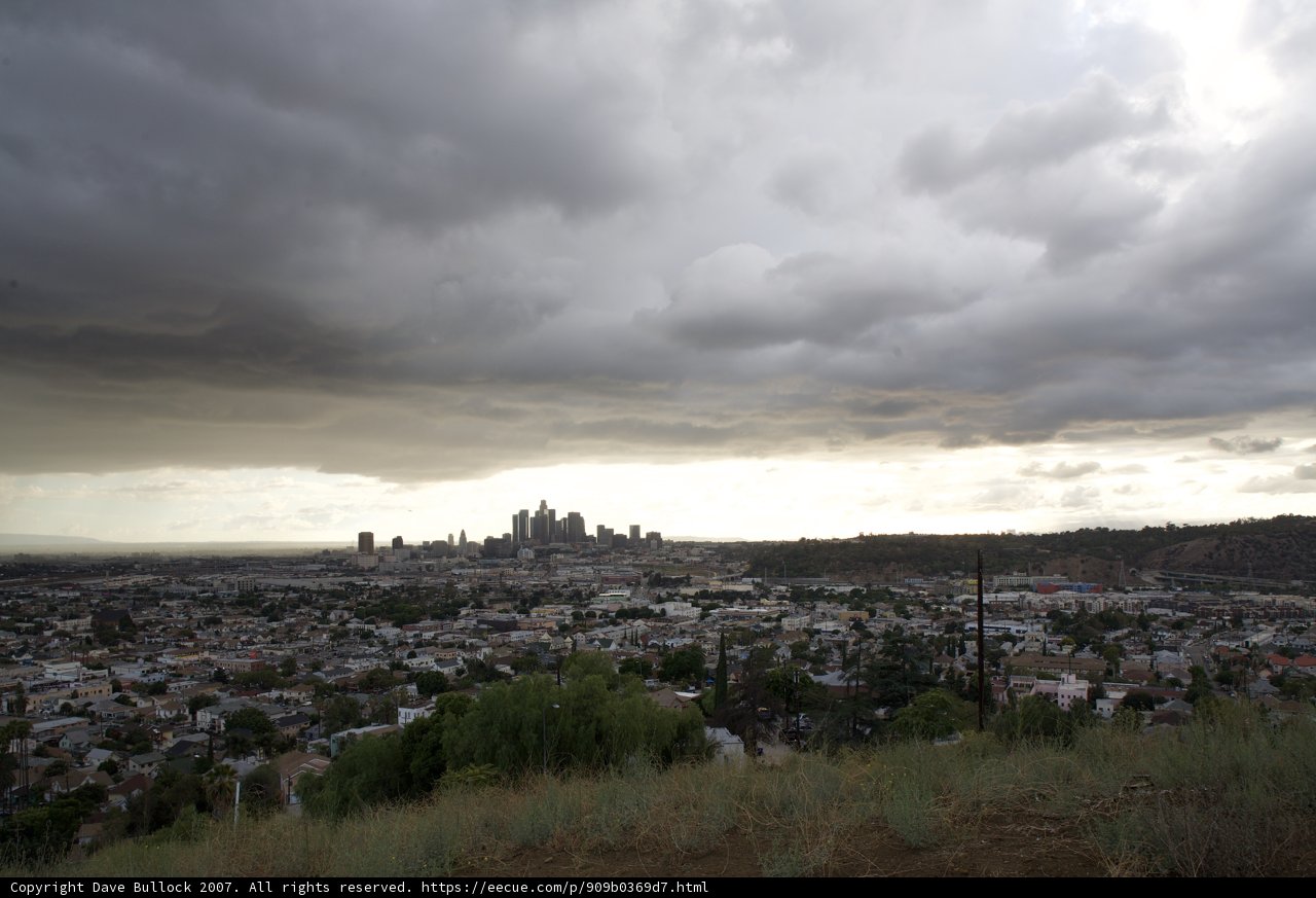 Metropolis Under a Cumulus Plateau