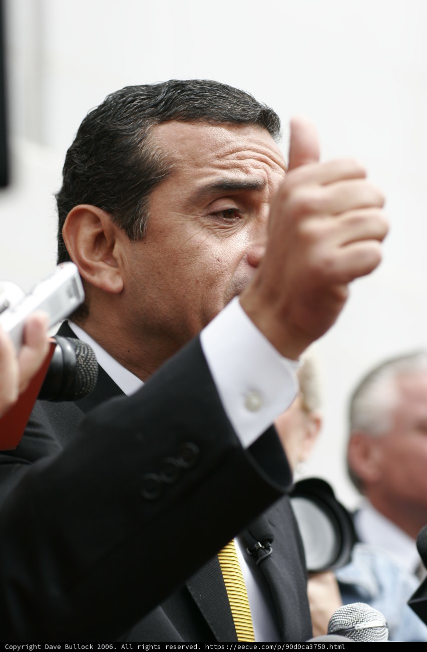 Thumbs Up From Antonio Villaraigosa