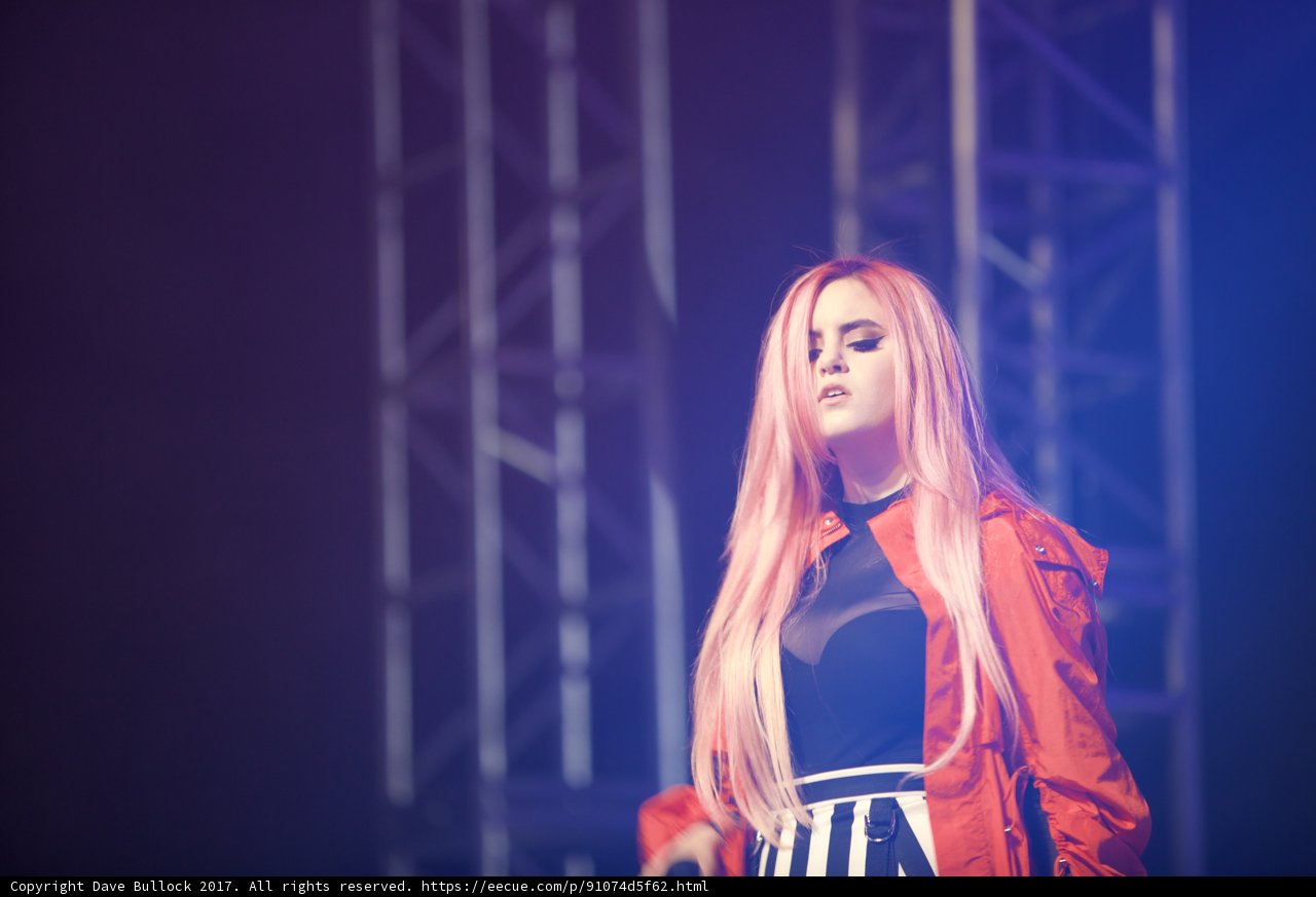 Pink-haired Performer steals show at Coachella