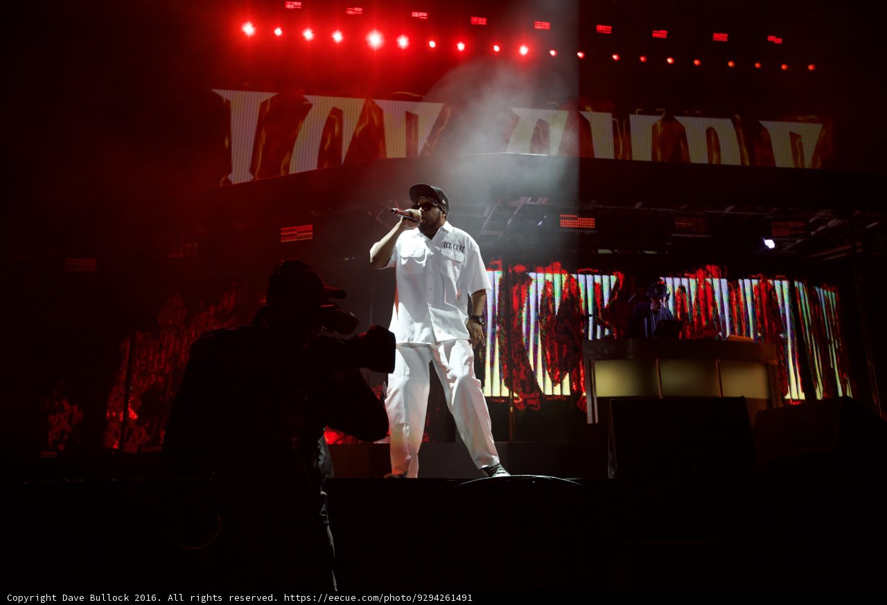 Spotlight on the White-clad Performer