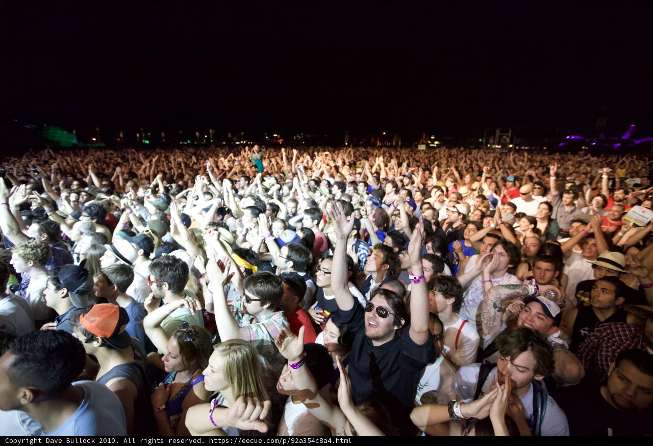 Festival-goers Reach for the Sky