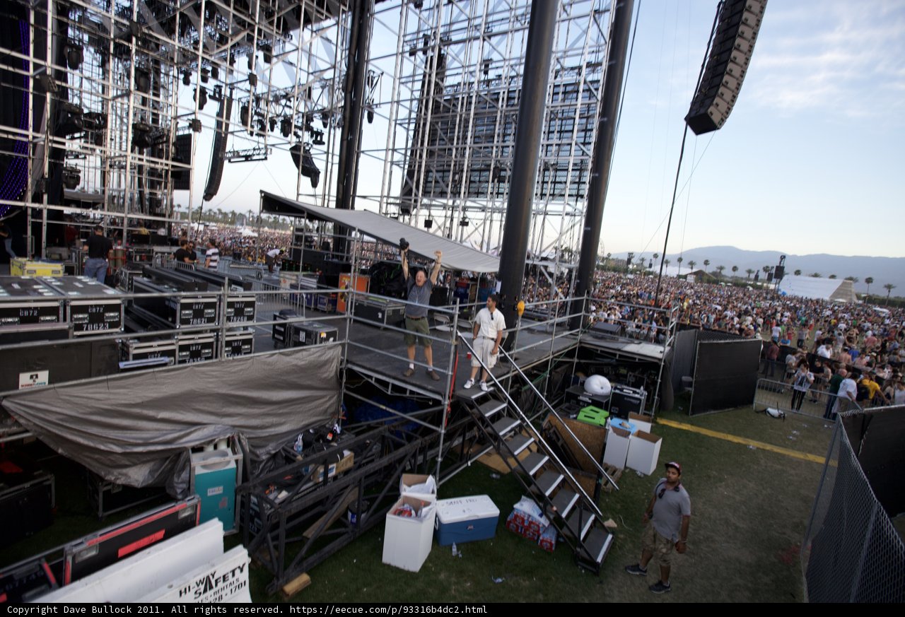 Coachella 2011: Sunday Crowd at the Stage