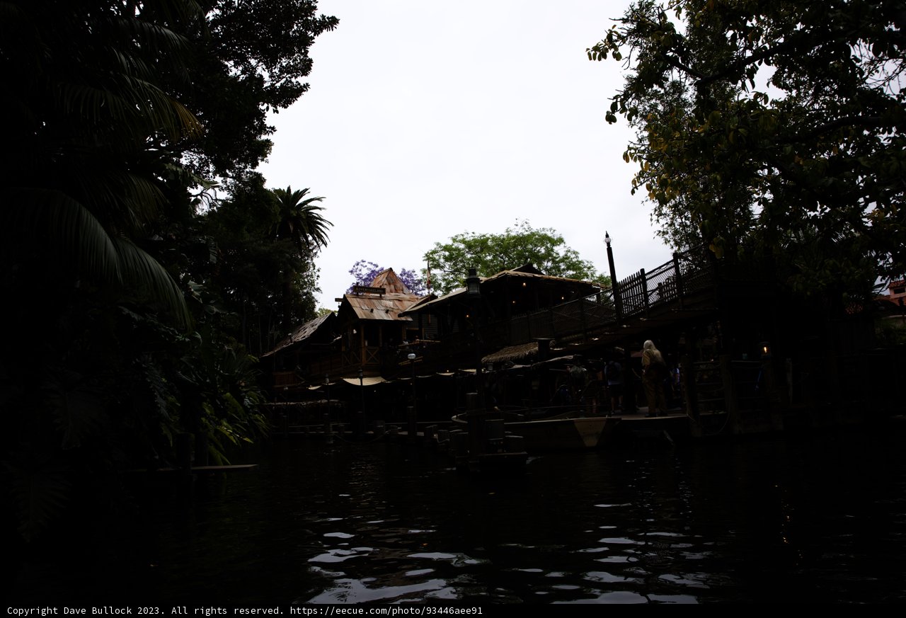 Serene Riverside Getaway