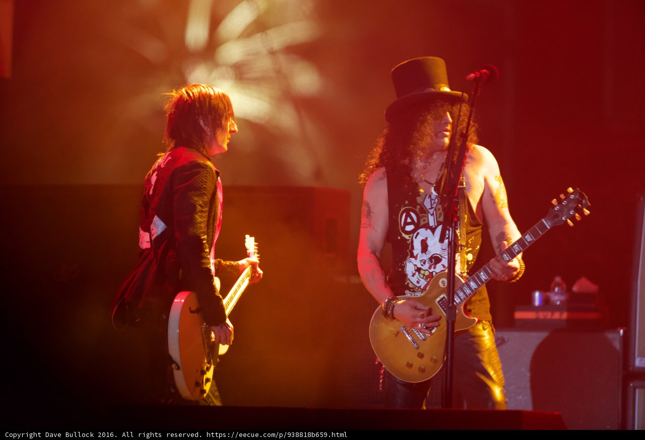 Slash and Jimmy Page Rock the Stage
