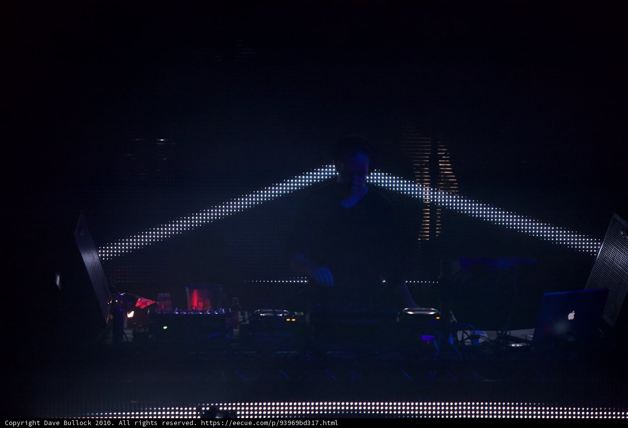 DJ Sasha electrifies the crowd with stunning light show