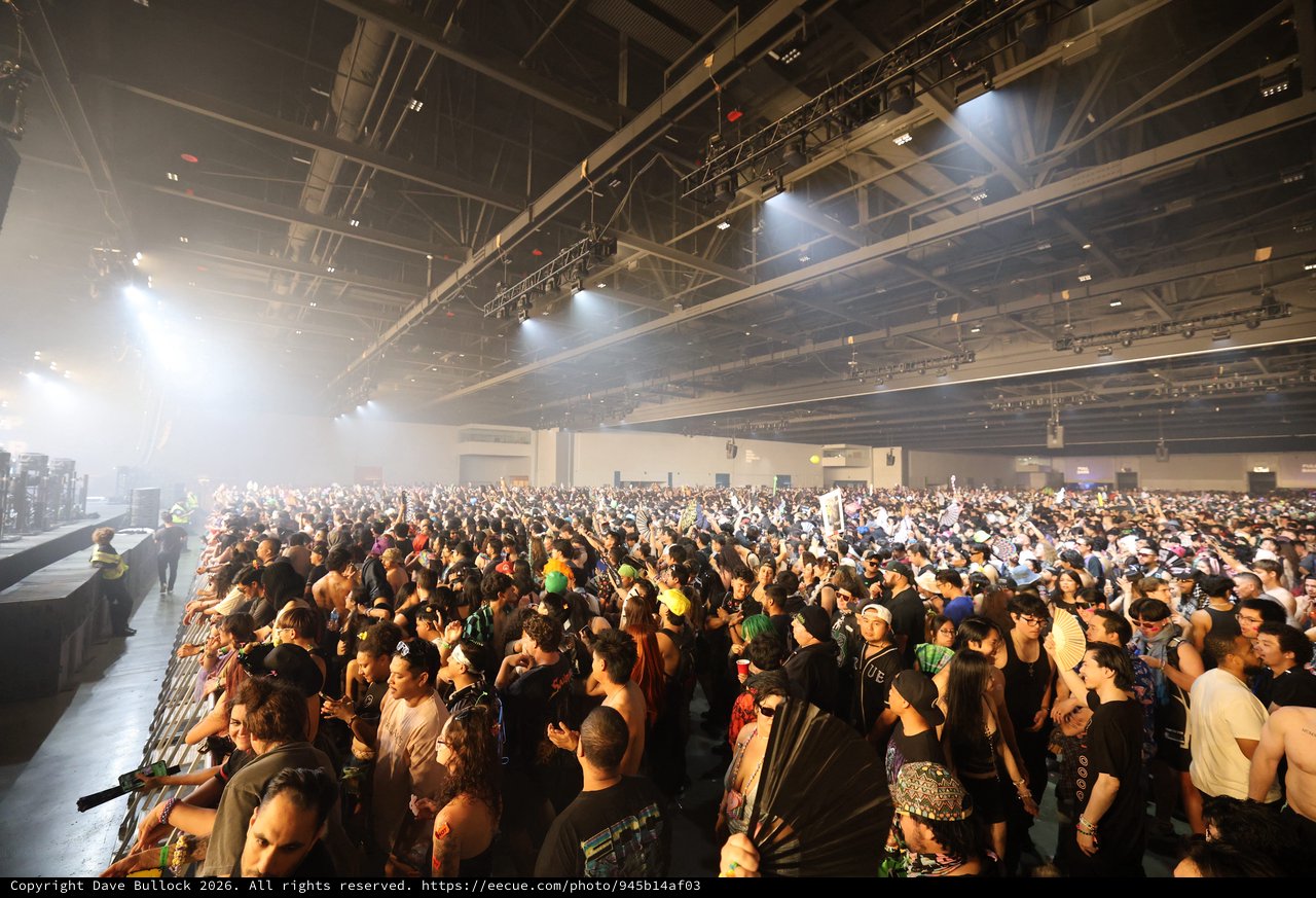 Massive Indoor Crowd Surges at Wobbleland 2026