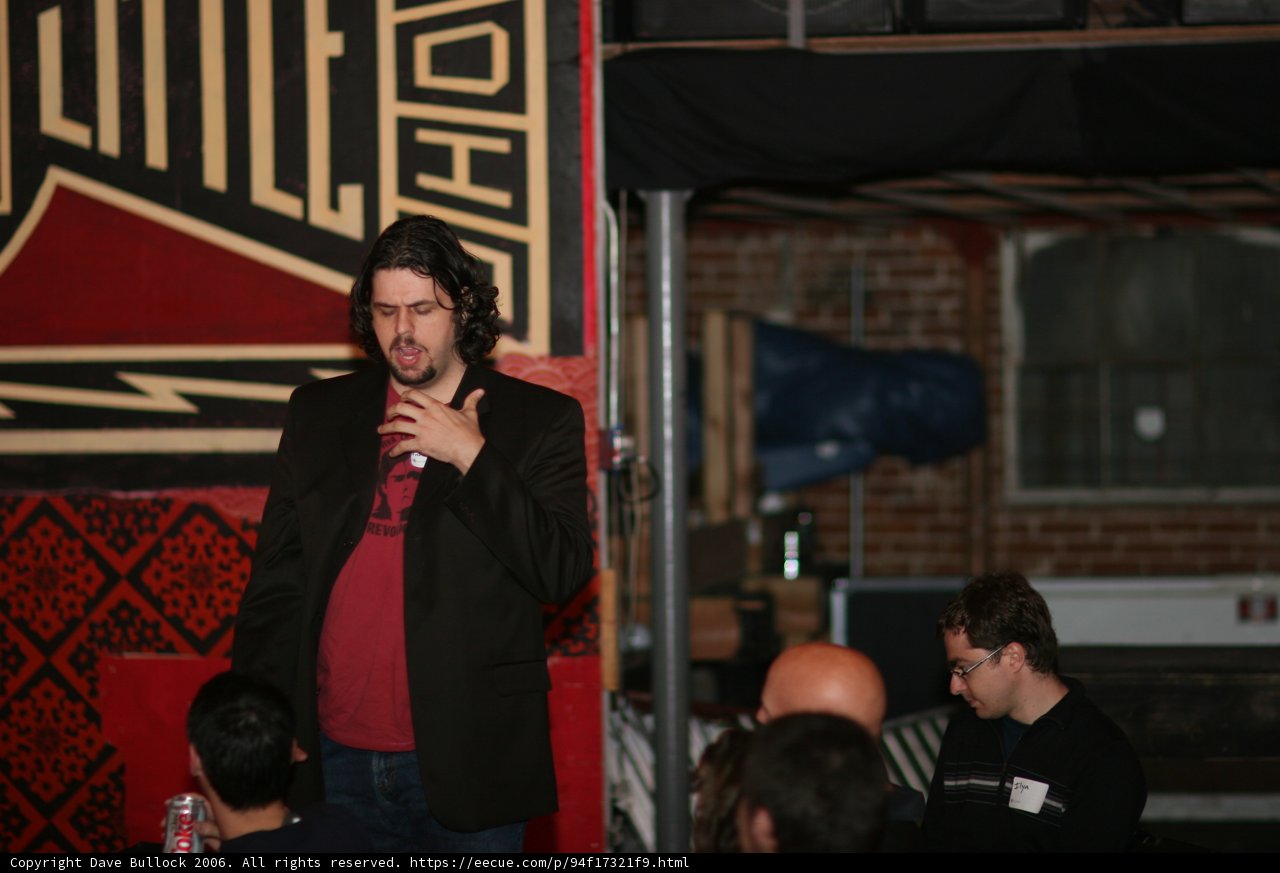 Microphone in hand, speech on the tip of the tongue!