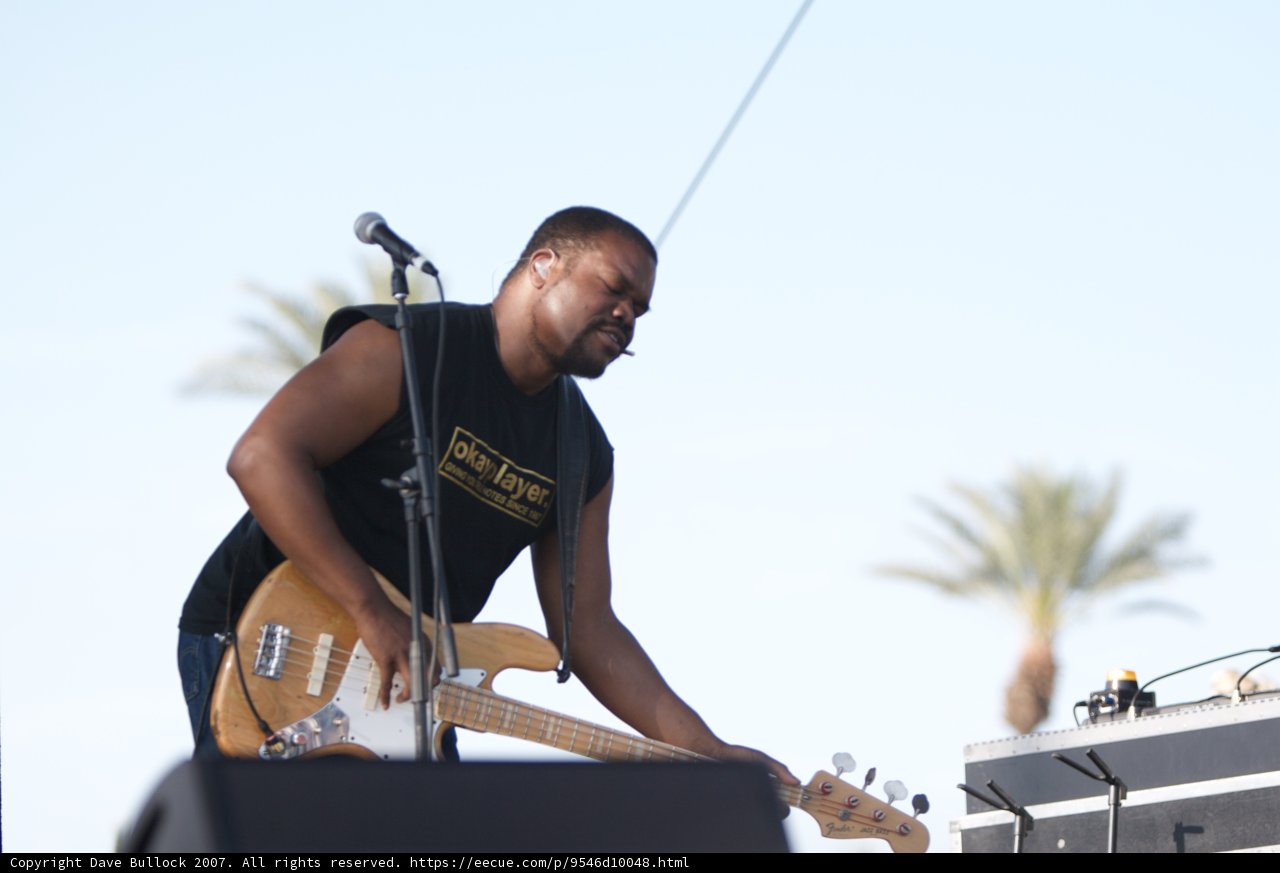 Musician captures the crowd with solo performance