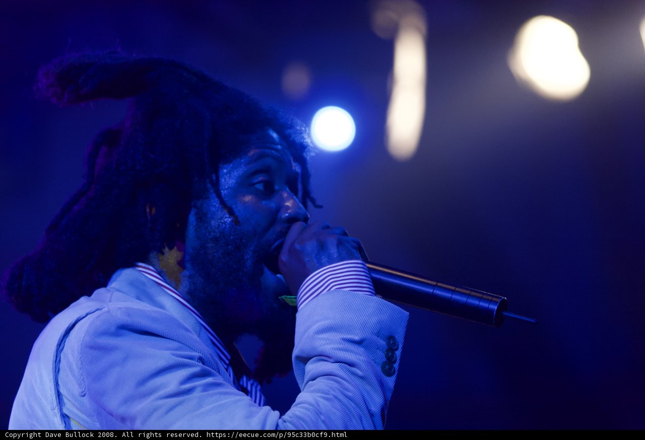Murs Lights Up the Stage