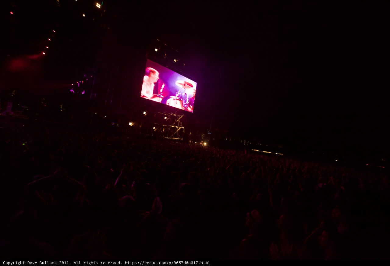 Coachella 2011: Entertained Crowd at the Main Stage