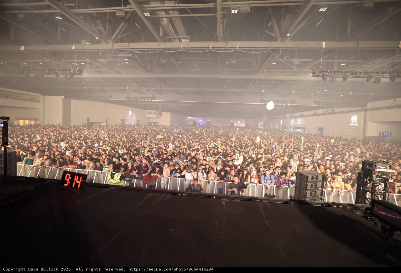Massive Indoor Crowd Packs Wobbleland 2026 Festival