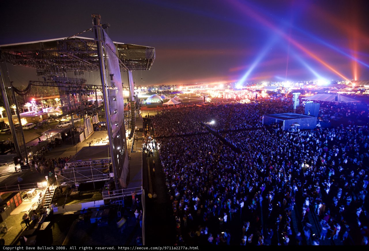 Massive Crowd Rocks Out Under a Starry Sky at Coachella 2008
