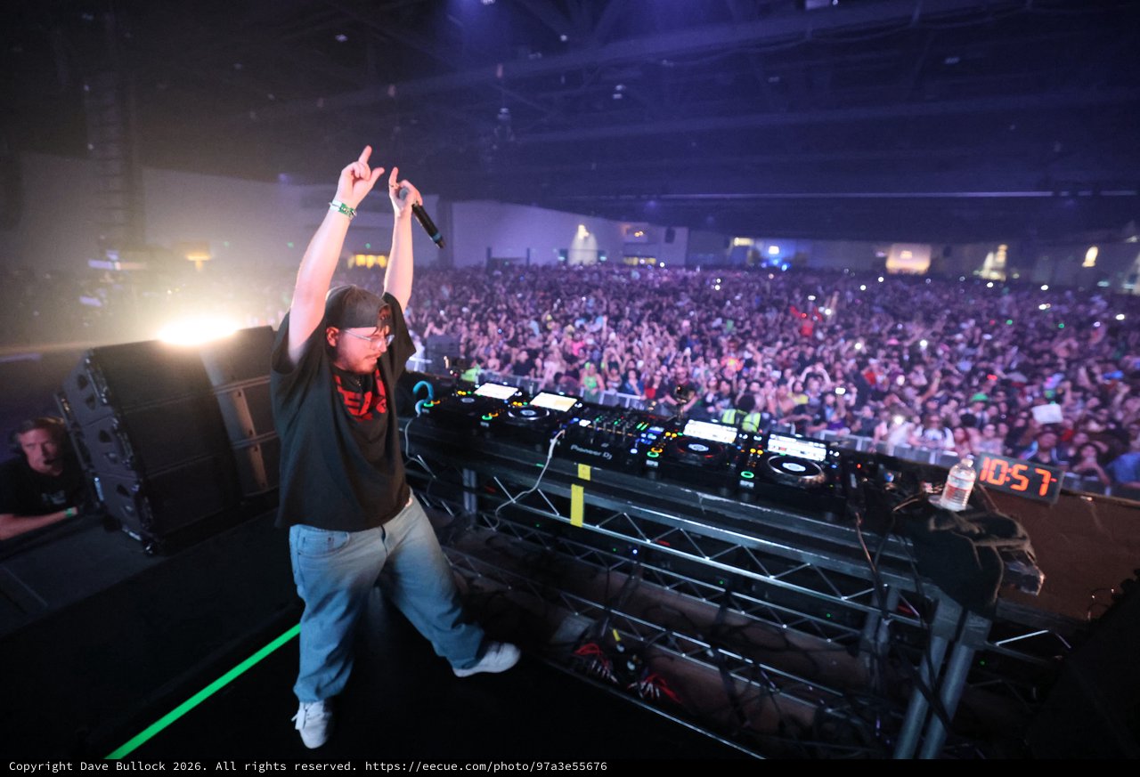 DJ Ignites Massive Crowd at Wobbleland 2026