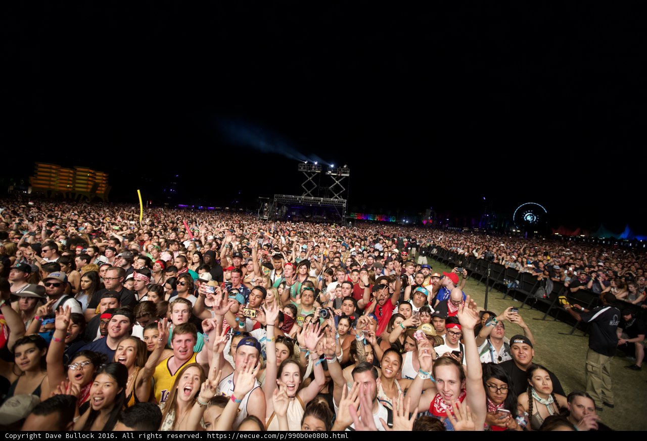 Coachella 2016: Enthusiastic Crowd Lights Up the Night Sky
