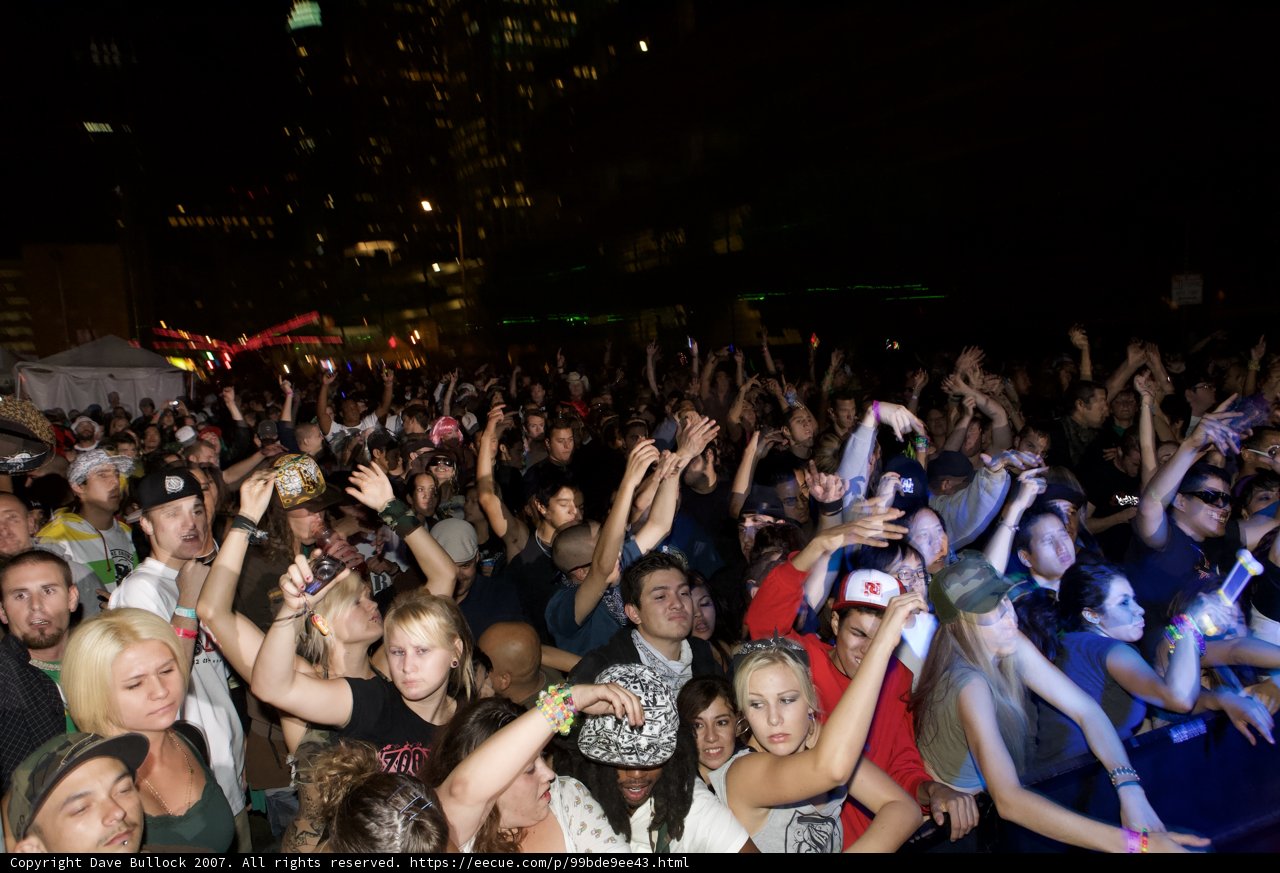 Nightlife Crowd Enjoys Concert