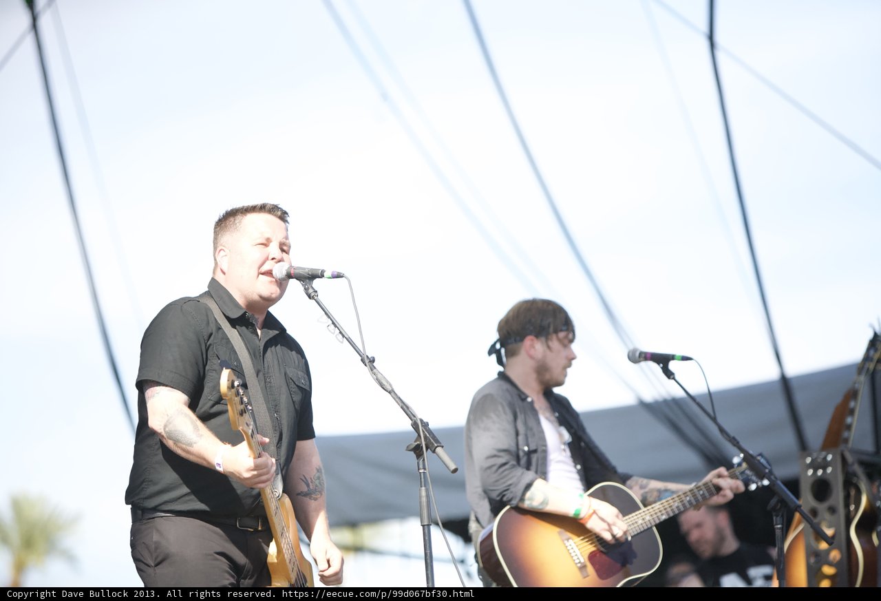 Acoustic Duo Serenades Coachella Crowd