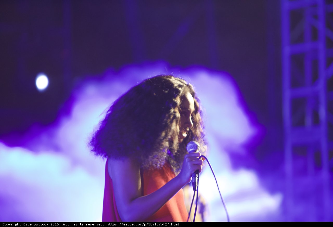 Solange Profile Singing Heavy Smoke Scaffolding Atmospheric