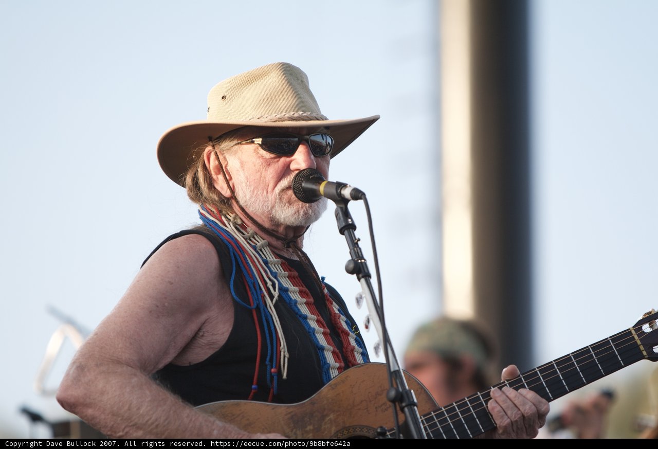 Willie Nelson rocks the stage