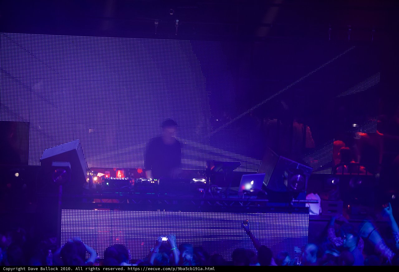 DJ Sasha electrifies club crowd