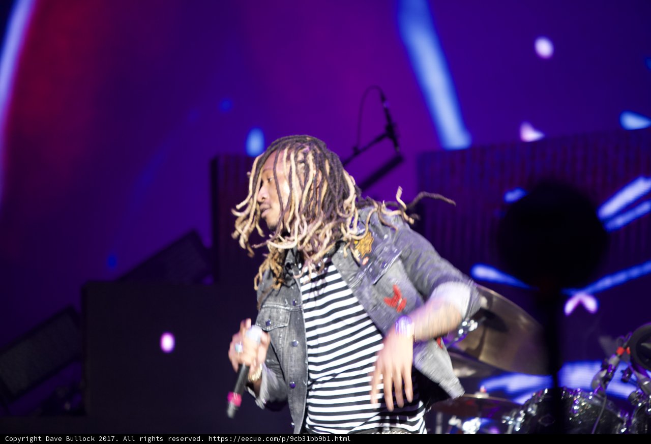Dreadlocked Entertainer Rocks the Stage in Urban Club