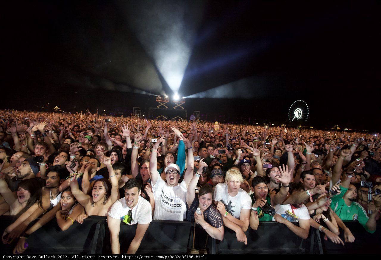 Crowd goes wild at Coachella 2012