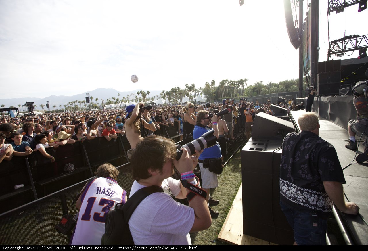 Crowd goes wild at Coachella concert