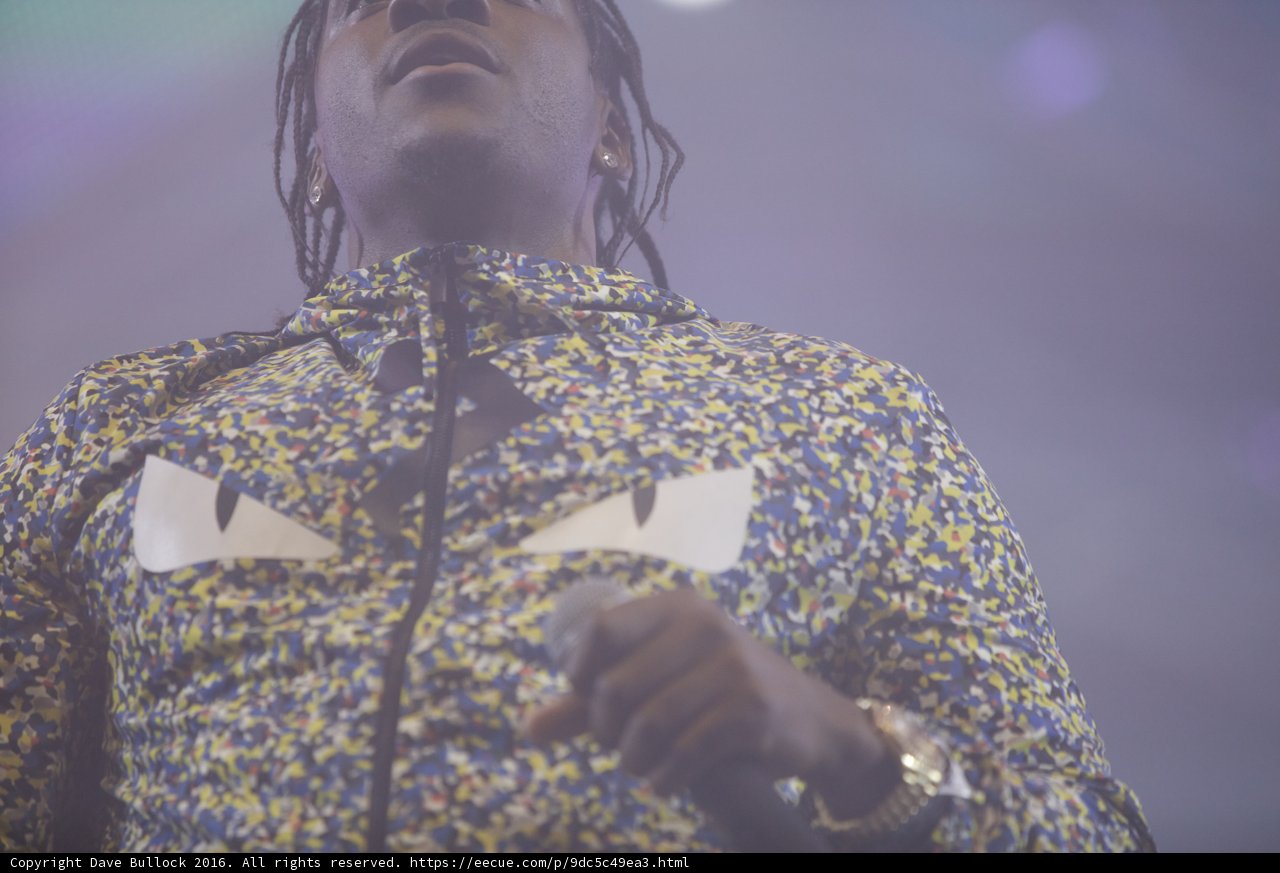 Solo Performance in Glittering Fashion