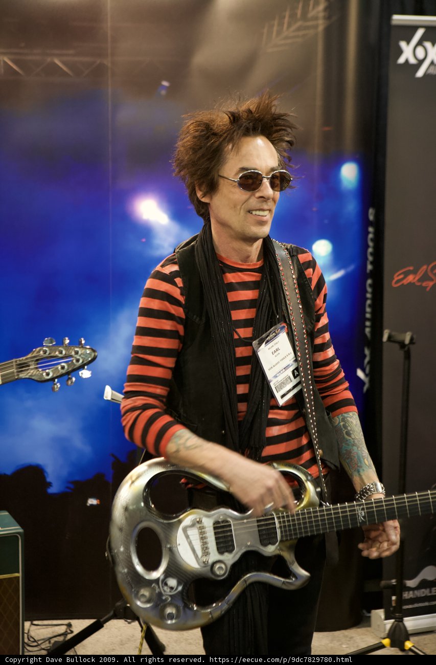 Earl Slick dazzles the crowd with his black shirt and guitar skills