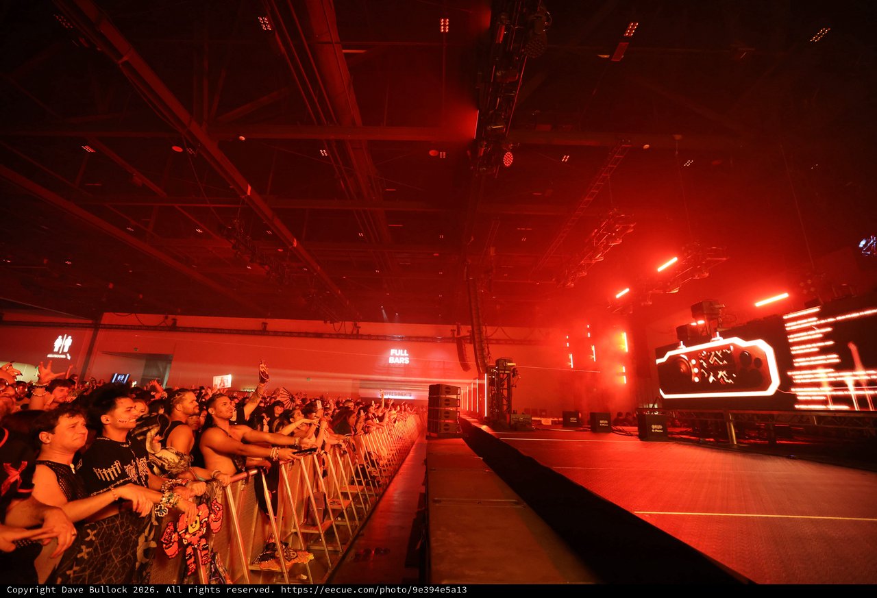 Red-Drenched Crowd Surges at Wobbleland 2026