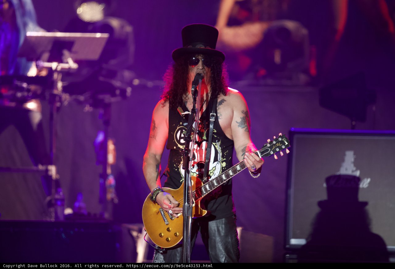 Slash rocks Gun n Roses concert in Atlanta