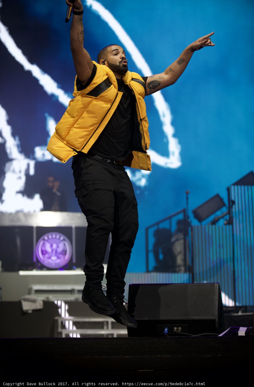 Solo Performance in Yellow Vest at Coachella