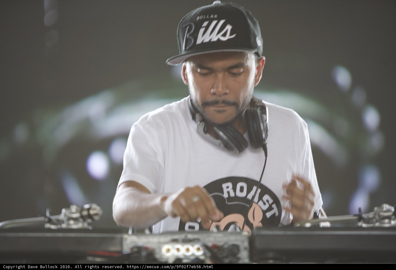 Groove Master Craze on the Turntables