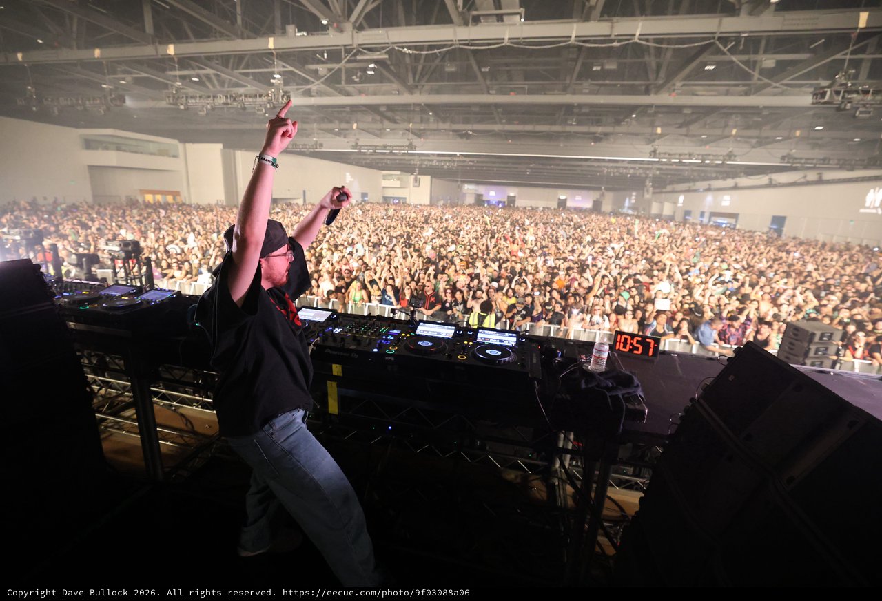 DJ Ignites Massive Crowd at Wobbleland 2026
