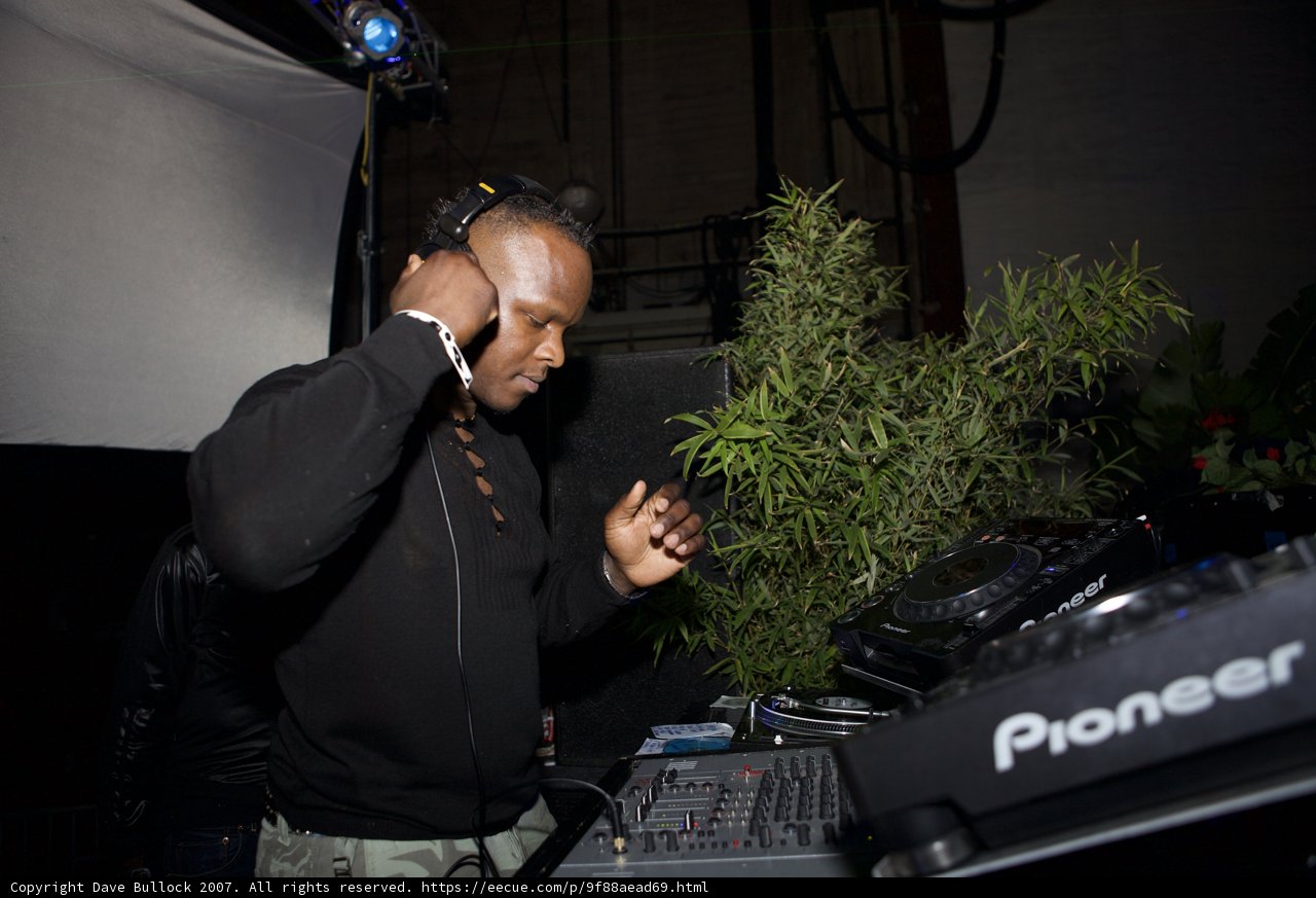 Grooving with DJ SS