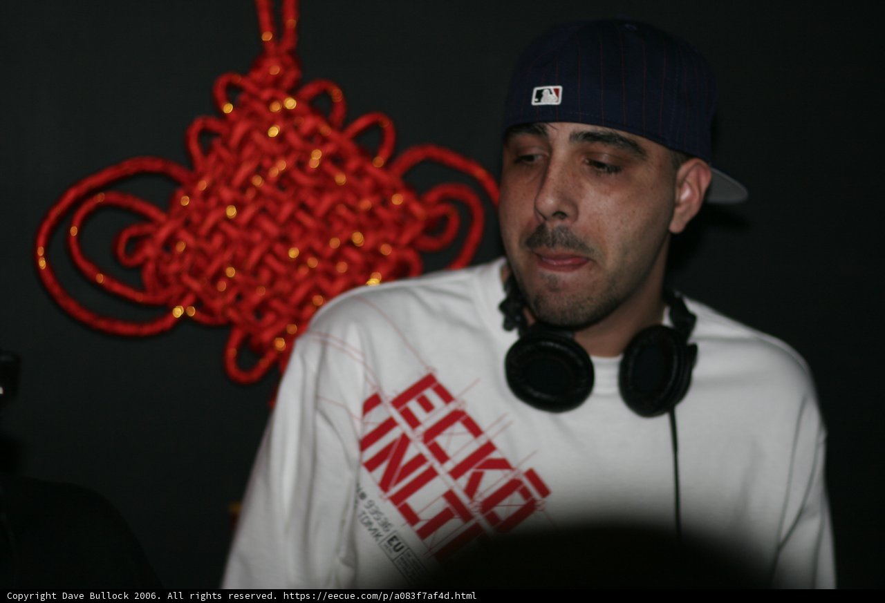 The Deejay Grooves On