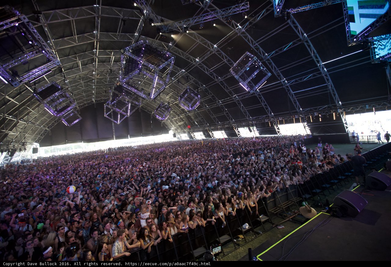 Coachella 2016 - A Rocking Crowd