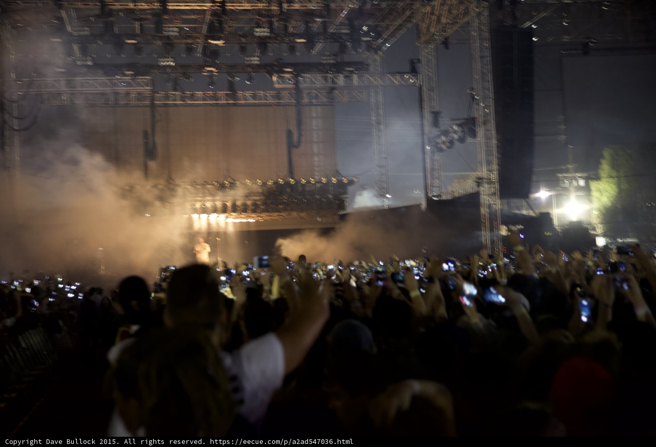 Stage and Phone Sea