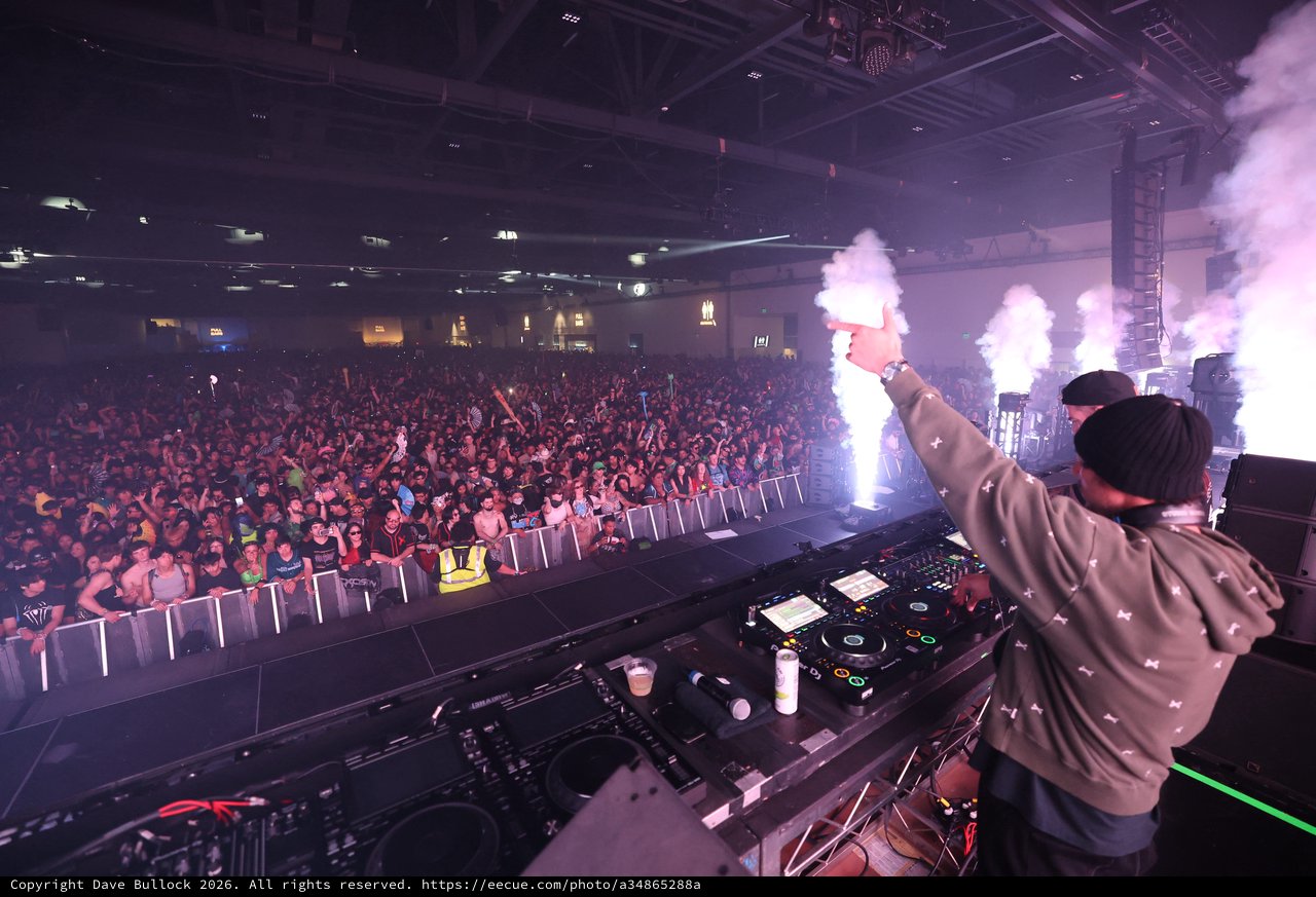 DJ Ignites Massive Crowd at Wobbleland 2026