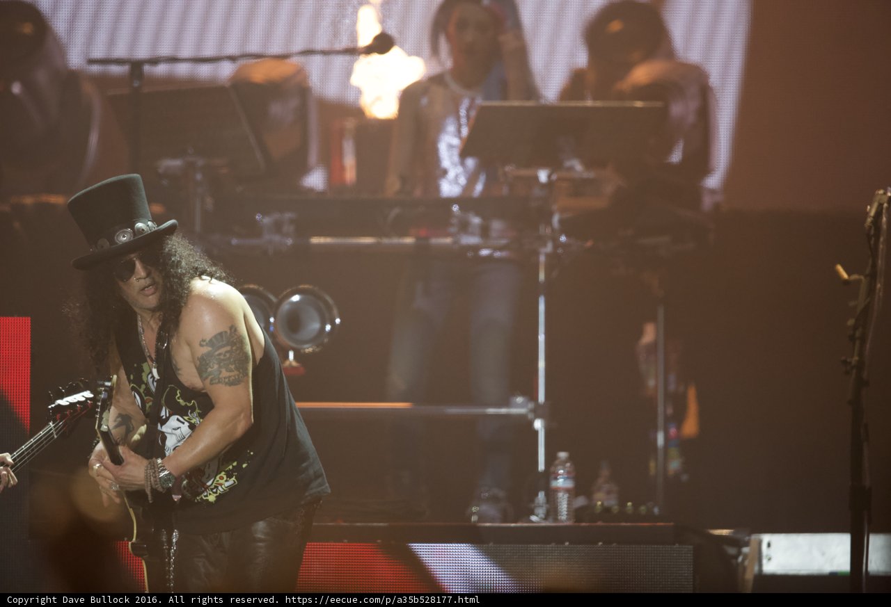 Slash Rocks the Stage at MTV Music Awards