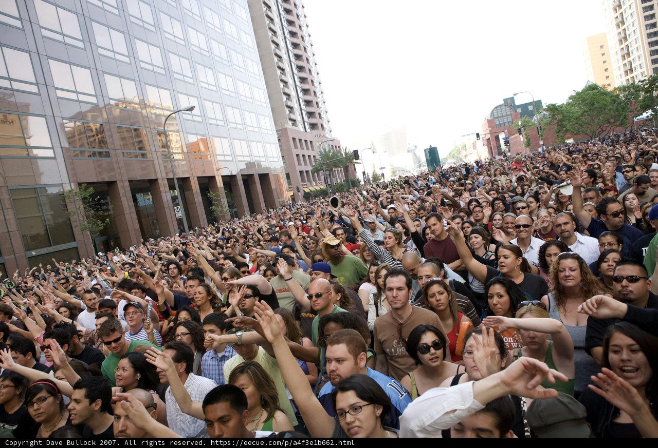 Grand Performance Draws Massive Crowd